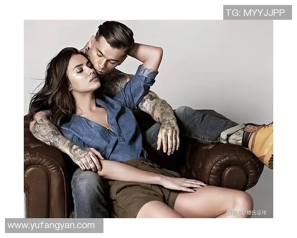 足球明星与女友甜蜜接吻瞬间曝光引发粉丝热议与羡慕